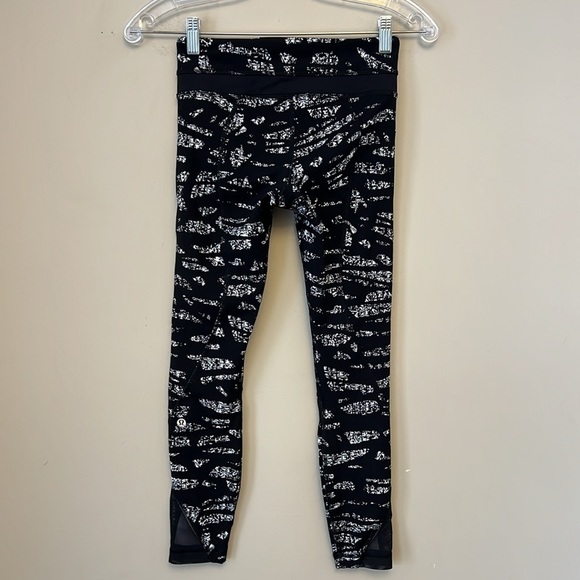 Lululemon Inspire Tight II in Graf Black White / Black size 2 - Picture 3 of 13